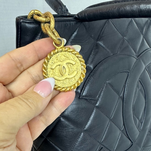 CHANEL CC LAMBSKIN LEATHER MEDALLION TOTE BAG - Picture 7 of 9